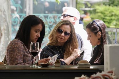 De pinchos y vinos en la Acera de Recoletas por el evento 'Vino + Tapas'