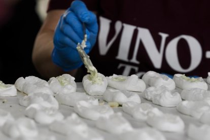 De pinchos y vinos en la Acera de Recoletas por el evento 'Vino + Tapas'