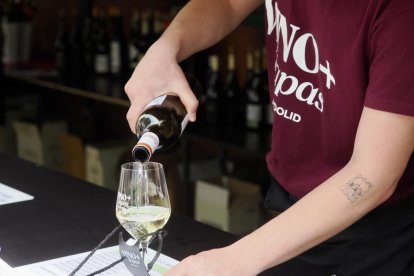 De pinchos y vinos en la Acera de Recoletas por el evento 'Vino + Tapas'