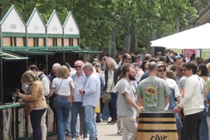 De pinchos y vinos en la Acera de Recoletas por el evento 'Vino + Tapas'