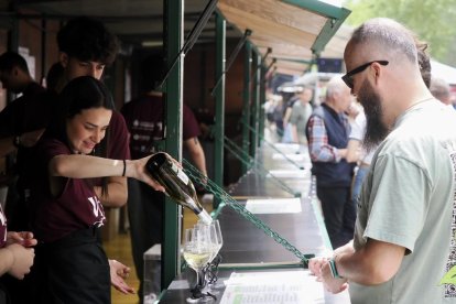 De pinchos y vinos en la Acera de Recoletas por el evento 'Vino + Tapas'