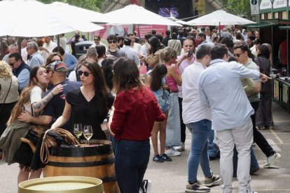 De pinchos y vinos en la Acera de Recoletas por el evento 'Vino + Tapas'