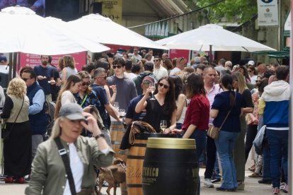De pinchos y vinos en la Acera de Recoletas por el evento 'Vino + Tapas'