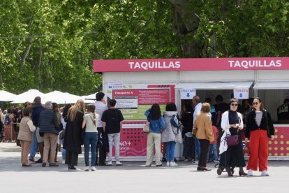 De pinchos y vinos en la Acera de Recoletas por el evento 'Vino + Tapas'