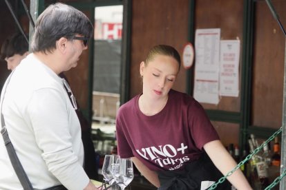 De pinchos y vinos en la Acera de Recoletas por el evento 'Vino + Tapas'