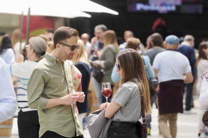 De pinchos y vinos en la Acera de Recoletas por el evento 'Vino + Tapas'