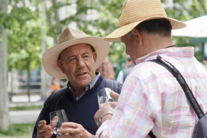 De pinchos y vinos en la Acera de Recoletas por el evento 'Vino + Tapas'