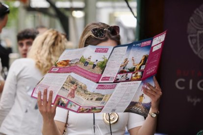 De pinchos y vinos en la Acera de Recoletas por el evento 'Vino + Tapas'