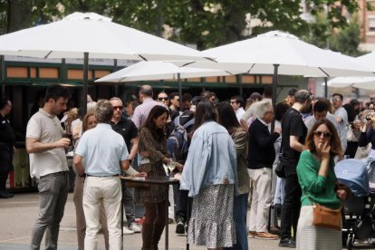 De pinchos y vinos en la Acera de Recoletas por el evento 'Vino + Tapas'