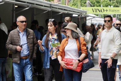 De pinchos y vinos en la Acera de Recoletas por el evento 'Vino + Tapas'