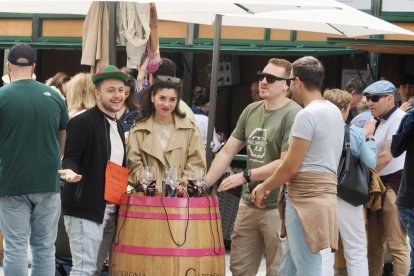 De pinchos y vinos en la Acera de Recoletas por el evento 'Vino + Tapas'