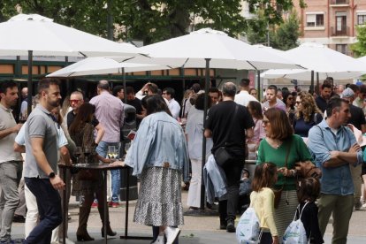 De pinchos y vinos en la Acera de Recoletas por el evento 'Vino + Tapas'