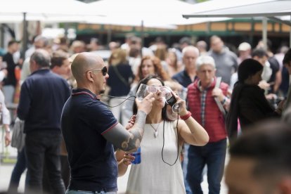 De pinchos y vinos en la Acera de Recoletas por el evento 'Vino + Tapas'