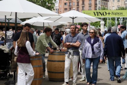 De pinchos y vinos en la Acera de Recoletas por el evento 'Vino + Tapas'