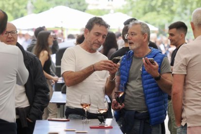 De pinchos y vinos en la Acera de Recoletas por el evento 'Vino + Tapas'