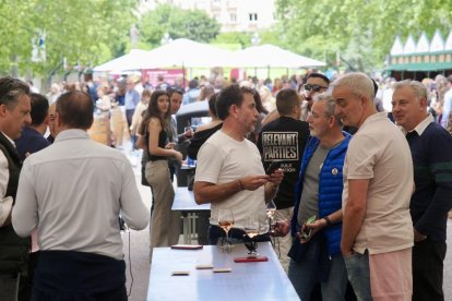 De pinchos y vinos en la Acera de Recoletas por el evento 'Vino + Tapas'