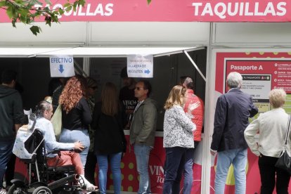 De pinchos y vinos en la Acera de Recoletas por el evento 'Vino + Tapas'