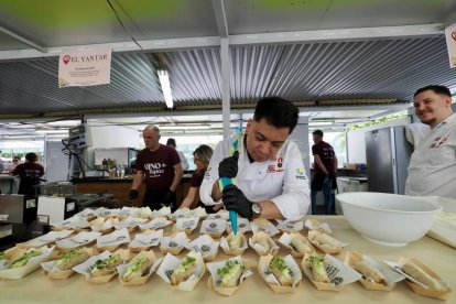 De pinchos y vinos en la Acera de Recoletas por el evento 'Vino + Tapas'