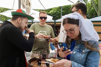 De pinchos y vinos en la Acera de Recoletas por el evento 'Vino + Tapas'