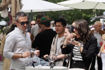 De pinchos y vinos en la Acera de Recoletas por el evento 'Vino + Tapas'