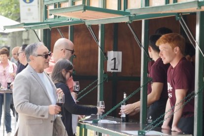 De pinchos y vinos en la Acera de Recoletas por el evento 'Vino + Tapas'