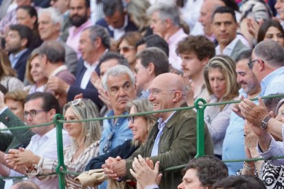El alcalde estuvo entre el público de la plaza.