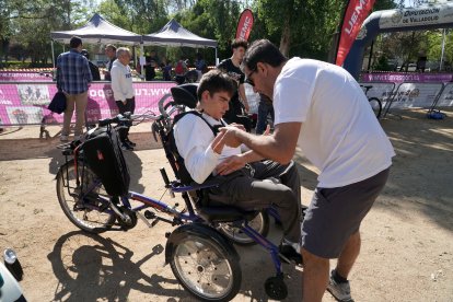 Decenas de personas participan en una ruta ciclista adaptada en Medina de Rioseco organizada por la UEMC