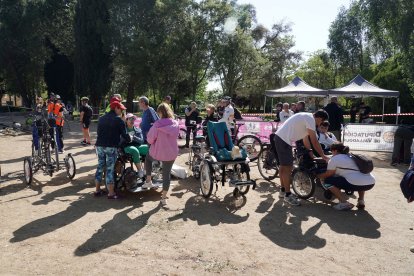 Decenas de personas participan en una ruta ciclista adaptada en Medina de Rioseco organizada por la UEMC