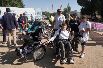 Decenas de personas participan en una ruta ciclista adaptada en Medina de Rioseco organizada por la UEMC