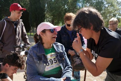 Decenas de personas participan en una ruta ciclista adaptada en Medina de Rioseco organizada por la UEMC