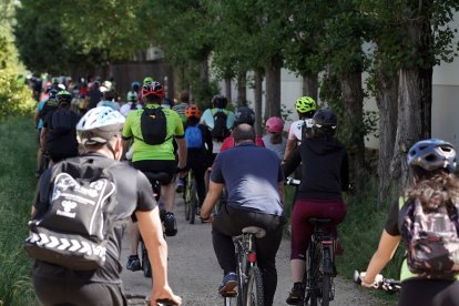 Decenas de personas participan en una ruta ciclista adaptada en Medina de Rioseco organizada por la UEMC