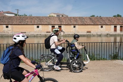Decenas de personas participan en una ruta ciclista adaptada en Medina de Rioseco organizada por la UEMC
