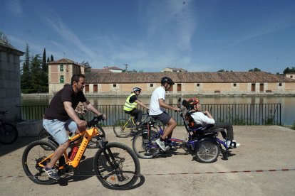 Decenas de personas participan en una ruta ciclista adaptada en Medina de Rioseco organizada por la UEMC