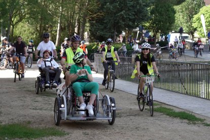 Decenas de personas participan en una ruta ciclista adaptada en Medina de Rioseco organizada por la UEMC