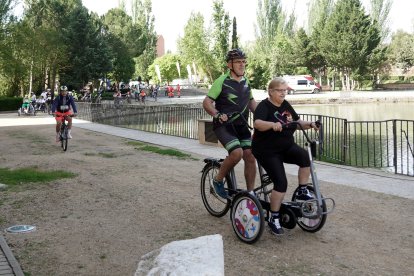 Decenas de personas participan en una ruta ciclista adaptada en Medina de Rioseco organizada por la UEMC