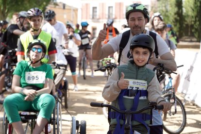 Decenas de personas participan en una ruta ciclista adaptada en Medina de Rioseco organizada por la UEMC