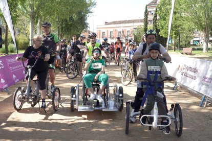 Decenas de personas participan en una ruta ciclista adaptada en Medina de Rioseco organizada por la UEMC