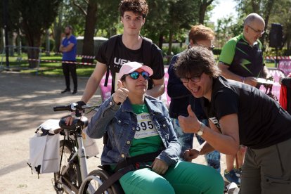 Decenas de personas participan en una ruta ciclista adaptada en Medina de Rioseco organizada por la UEMC