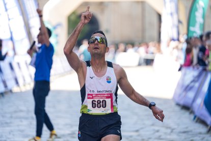Llegada a meta de José María Pindado en la ½ Media Maratón Universitaria de Valladolid.