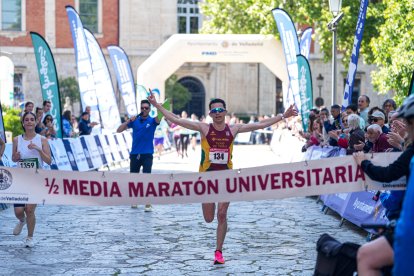 Llegada a meta de Juan José Buena en la ½ Media Maratón Universitaria de Valladolid.