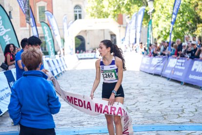 Llegada a meta de Inés Hernando, ganadora en 5,2 km, en la ½ Media Maratón Universitaria de Valladolid.