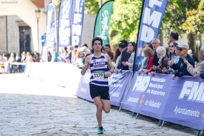 Llegada a meta de Miguel Flor en la ½ Media Maratón Universitaria de Valladolid.