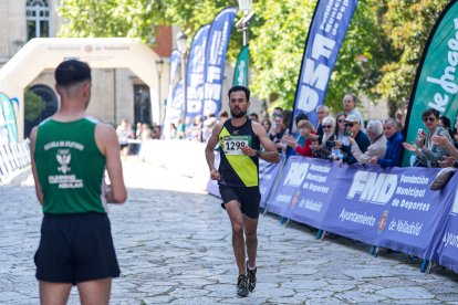 Llegada a meta de Óscar León en la ½ Media Maratón Universitaria de Valladolid.
