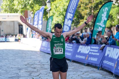 Llegada a meta de Óscar Becerril en la ½ Media Maratón Universitaria de Valladolid.