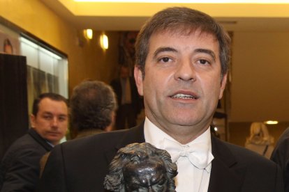 Ramón Margareto con el Goya que ganó en 2011 por el documental 'Memorias de un cine de provincias'