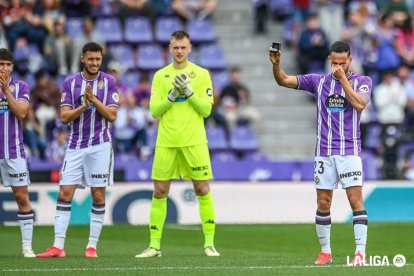 Anuar no puede contener las lágrimas en su homenaje en los prolegómenos del partido.