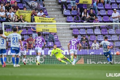 Kike Garcúia chuta desde el punto de penalti engañando a Hein y poniendo el 0-1 en el marcador, a la postre resultado final.