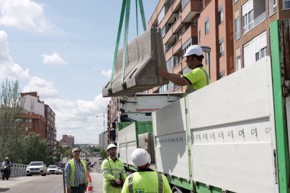 Los trabajadores retiran los llamados 'new jersey', bloques de hormigón instalados durante la intervención.