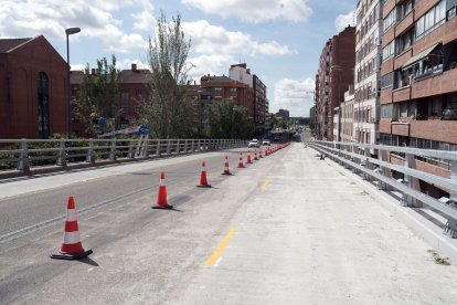 El Paseo del Arco de Ladrillo ha mantenido abierto al tráfico al menos un carril para cada sentido desde que comenzaron las obras.