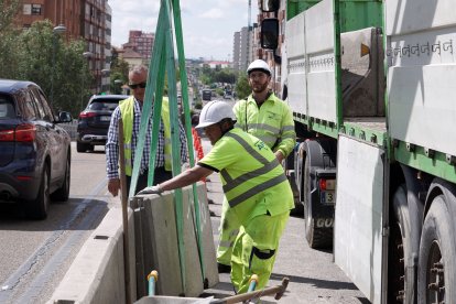 Comienza la retirada de los bloques de hormigón del paso del Arco de Ladrillo de Valladolid para proceder al asfaltado, a partir del domingo por la noche.